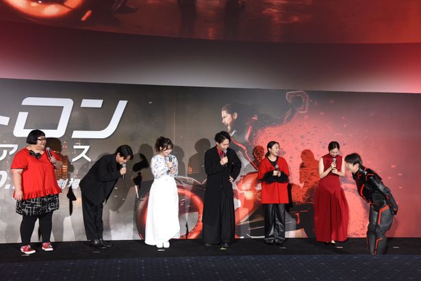 石川、内田にお祝いの挨拶を述べるダンディ坂野