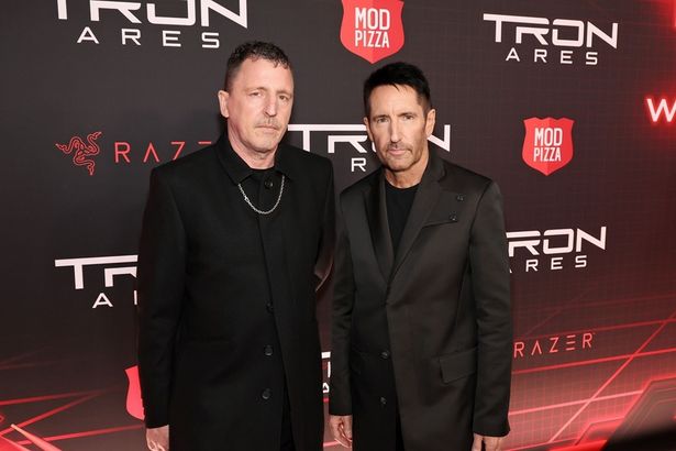 【写真を見る】映画音楽では初めてナイン・インチ・ネイルズ名義で劇伴を手掛けたトレント・レズナーとアッティカス・ロスの名コンビ