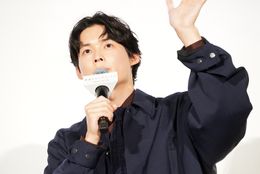 松村北斗、『秒速5センチメートル』初日舞台挨拶で感無量の面持ちを見せた