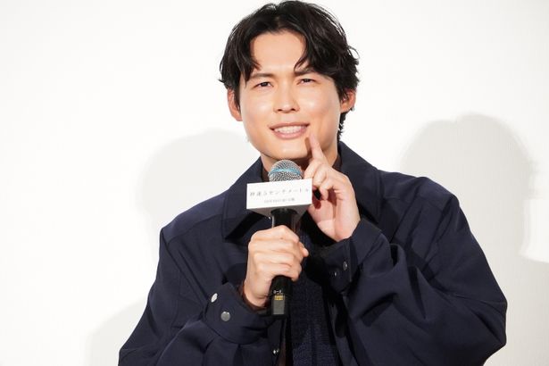 人差し指を口元に当てて大照れ