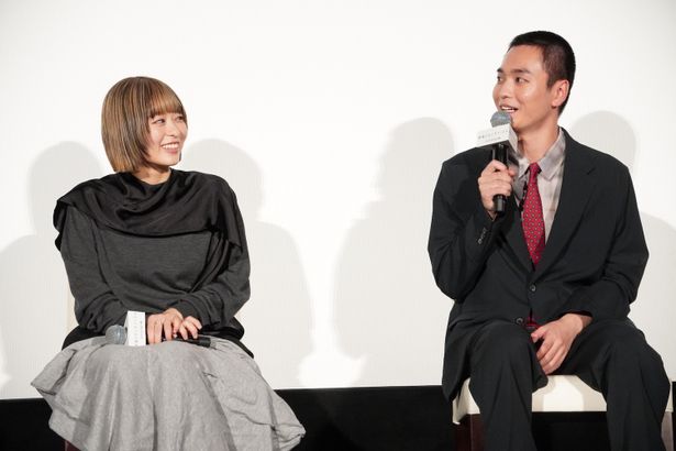 笑顔いっぱいの舞台挨拶となった(左から森七菜、青木柚)