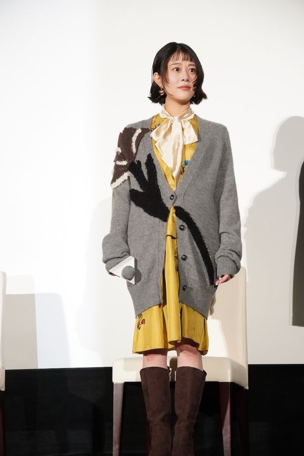 【写真を見る】高畑充希、イエローのワンピースにざっくりニットの冬コーデで登場！