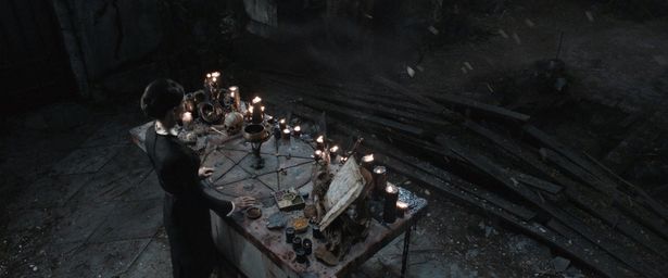 若き青年が悪魔によって犯行を強いられたと主張し…(『死霊館 悪魔のせいなら、無罪。』)