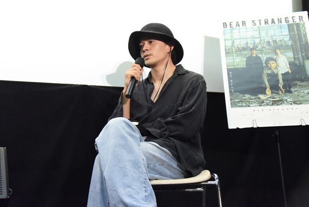 【写真を見る】『Dear Stranger／ディア・ストレンジャー』の魅力について語る池松壮亮