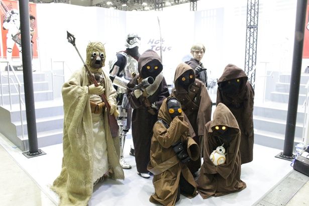 『スター・ウォーズ』のキャラクターに扮したコスプレイヤーたち