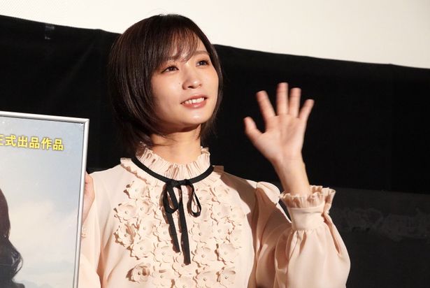 【写真を見る】笑顔で手を振ったモモコグミカンパニー