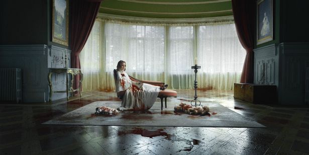 瞑想室の中央に横たわる女性。床に転がっているのは…？(『アメリアの息子たち』)