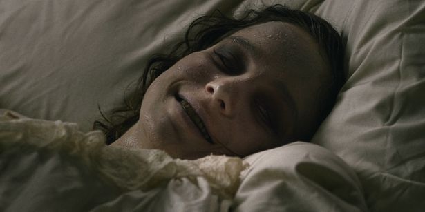 黒ずんだ顔でこちらを見る女性。彼女は何者なのか？(『アメリアの息子たち』)