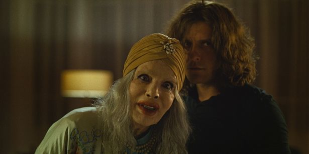 部屋に飾られた写真とまったく異なるアメリアの顔を見たエドワードは思わず驚いてしまう(『アメリアの息子たち』)