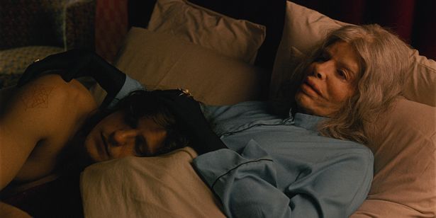 息子を過剰なまでに溺愛するアメリアと、いまだ母と一緒に寝る息子マヌエル(『アメリアの息子たち』)