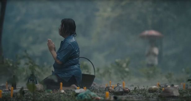 突如凶暴な行動を繰り返すようになった一族の娘ミン(ナリルヤ・グルモンコルペチ)に取り憑いたのは、果たして？(『女神の継承』)