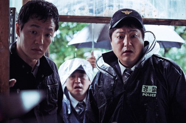 ある村で多発する、村人が自身の家族を惨殺する事件をめぐる恐怖を描く『コクソン／哭声』