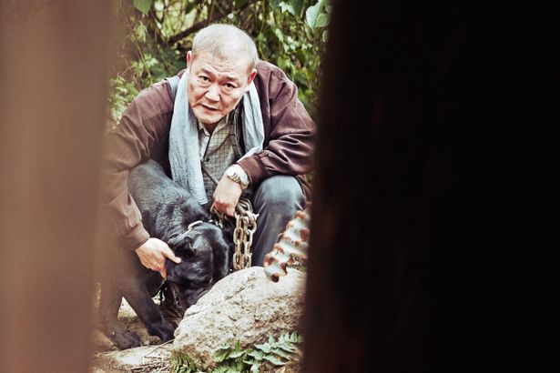 田舎の村に突如現れた“よそ者”を國村隼が怪演(『コクソン／哭声』)