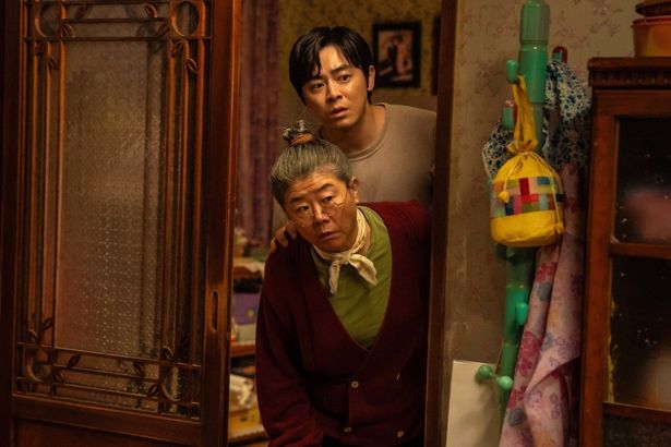 ジョンファンの母バムスンを演じるのは『パラサイト 半地下の家族』にも出演したイ・ジョンウン(『ゾンビ娘』)