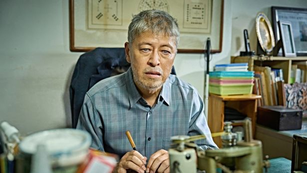 篆刻家のヨンギュを演じるのはクォン・ヘヒョ(『顔』)