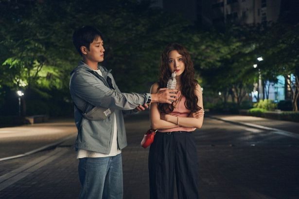 ギルグは、ソンジの父チャンス(ソン・ドンイル)から夜中だけ彼女の保護者を頼まれることになるが…(『悪魔が引っ越してきた』)