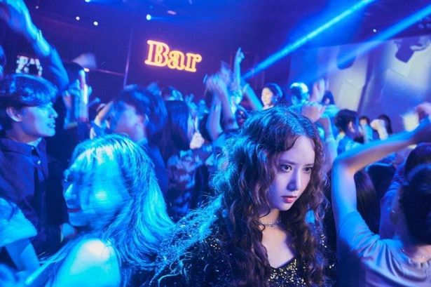 昼間は清楚な女性だが、夜になると悪魔のような攻撃性を見せるソンジにユナが扮した『悪魔が引っ越してきた』