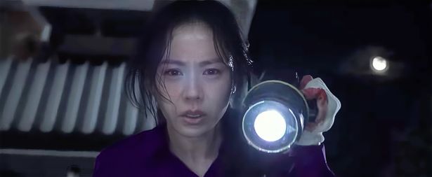 ソン・イェジンが、ビョンホン演じるマンスの妻ミリに扮する(『NO OTHER CHOICE』)