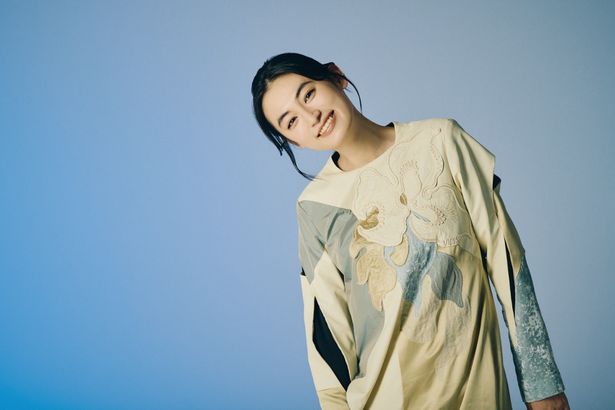 豆原演じる拓磨を優しく見守る恋人、大石紗季を演じた八木莉可子