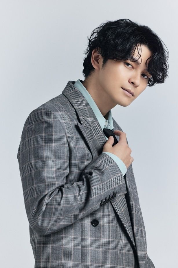 三浦と心を通わせる盲目の少年の成長した姿を演じた眞栄田郷敦