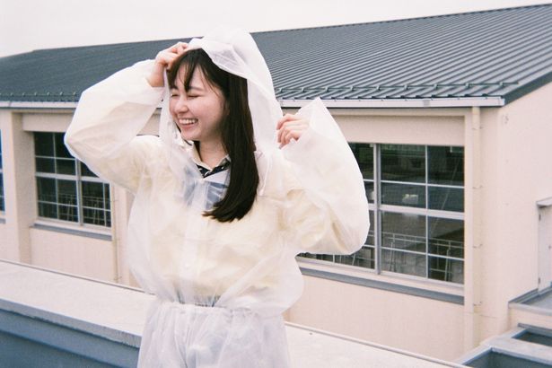 【写真を見る】撮影現場で笑顔を見せる山田杏奈