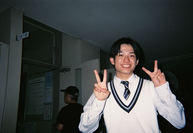 カメラに向かってダブルピースで弾ける笑顔