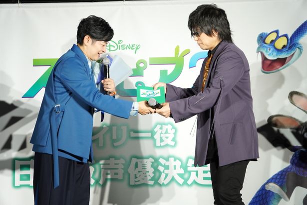 【写真を見る】森川智之から下野紘へ、台本と花束がプレゼントされた