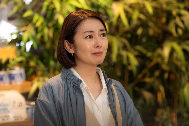 母の綾を演じる酒井美紀は、家族との間に軋轢を抱える女性の感情を体現する