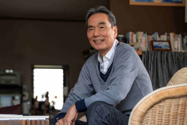 富士山を愛する文子の亡き夫、偉志役の長塚京三は知的で温厚な独特の雰囲気を醸しだす