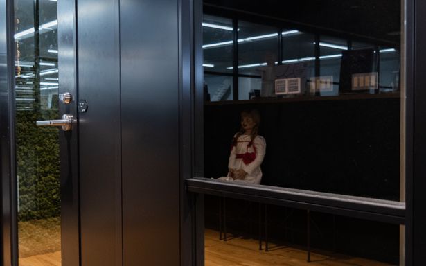 10月某日、“最も呪われた死霊人形”がガラスケースを飛びだし編集部に来訪…。