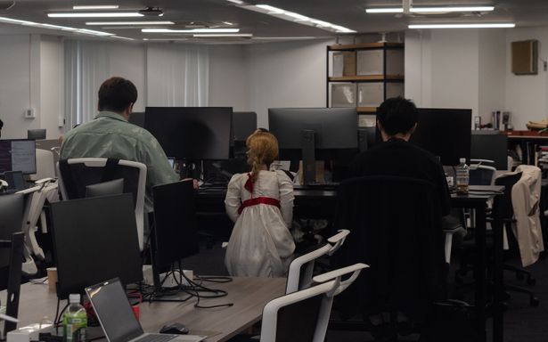 【写真を見る】やばい！アナベル人形が編集部員にロックオン