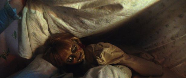 ウォーレン家で保管されているアナベル人形。娘のジュディにはそのトラウマが？(画像は『アナベル 死霊博物館』より)