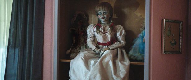 スピンオフシリーズも製作され、“「死霊館」の顔”に！(画像は『アナベル 死霊館の人形』より)