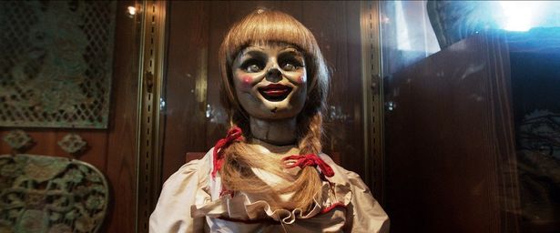 『死霊館』第1作のオープニングから登場したアナベル人形(画像は『死霊館』より)