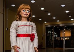 アナベル人形が激白!?シリーズフィナーレを迎える『死霊館 最後の儀式』の見どころは