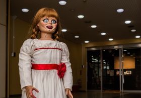 アナベル人形が激白!?シリーズフィナーレを迎える『死霊館 最後の儀式』の見どころは