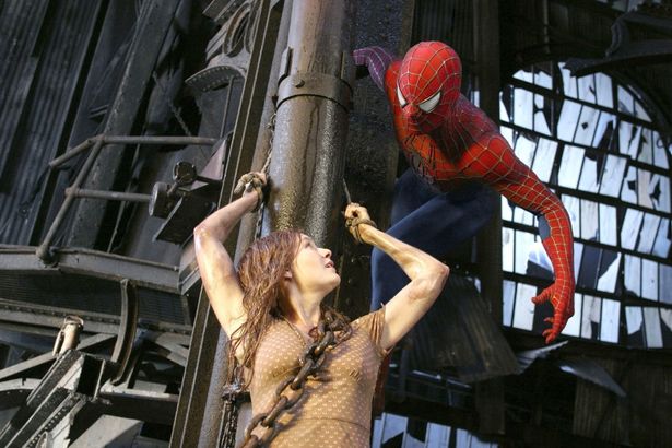 ヒーローはたびたび、“愛する者”と“世界”を天秤にかけられ、苦悩する(『スパイダーマン2』)