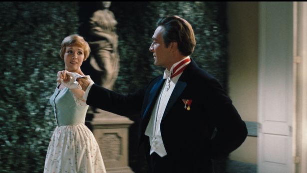  歌を愛する修道女見習いのマリアは、厳格なトラップ家の家庭教師となる