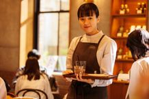 人とかかわることが苦手な男女が出会い、チョコレートを通じて心を通わせていく「匿名の恋人たち」