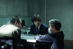 実力派俳優たちが火花を散らす！『爆弾』緊迫の取調室シーン、撮影現場の様子をお届け