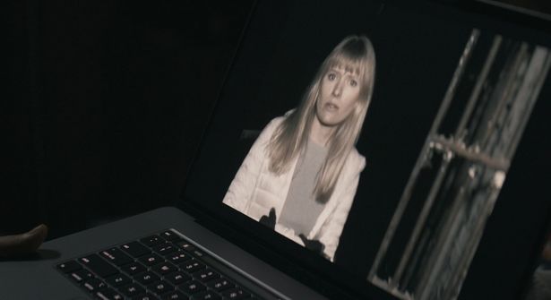 画面の中に映る、不安げな妹ライリー