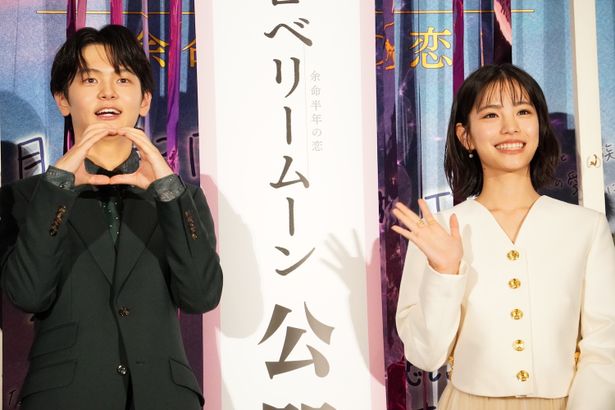 『ストロベリームーン 余命半年の恋』の初日舞台挨拶で笑顔！