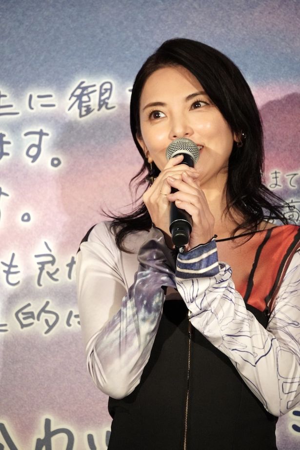 『ストロベリームーン 余命半年の恋』初日舞台挨拶に登壇した田中麗奈