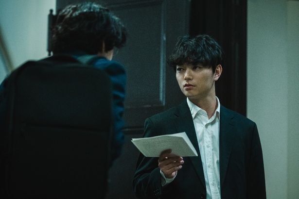 最初にスズキの事情聴取を行う刑事、等々力。スズキは「彼を気に入った」と言うが…(『爆弾』)