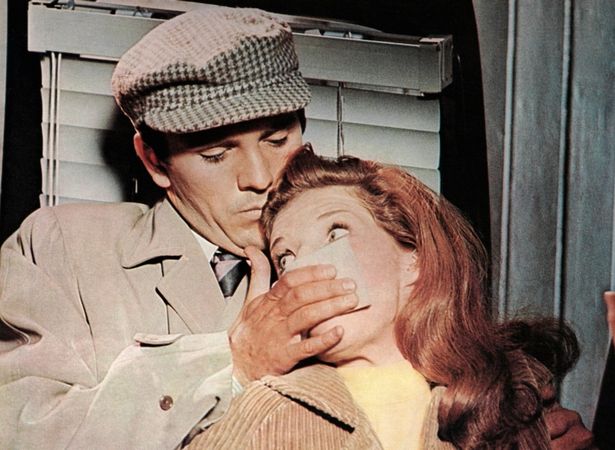 クロロホルムを使って眠らせたミランダを地下で監禁するフレディ(『コレクター』)