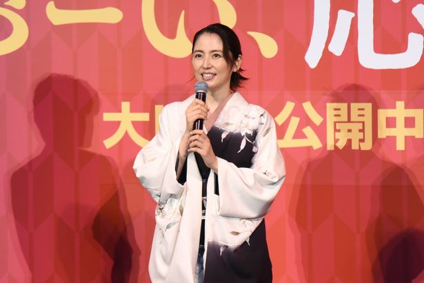 【写真を見る】落ち着いた色合いの着物姿で舞台挨拶に登壇した長澤まさみ