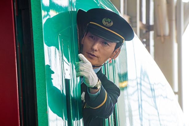 車掌の高市を演じた草なぎ。「出発進行！」のセリフがすっかり癖に