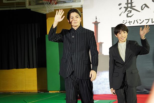 幸太の少年期と青年期を演じた眞栄田郷敦&尾上眞秀、そろってレッドカーペットを闊歩！