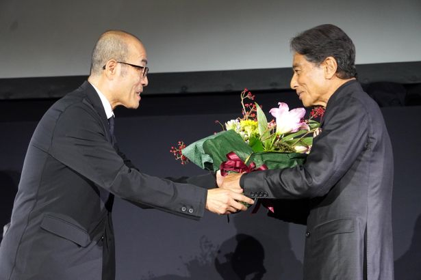 輪島市長が駆けつけ、花束をプレゼント！