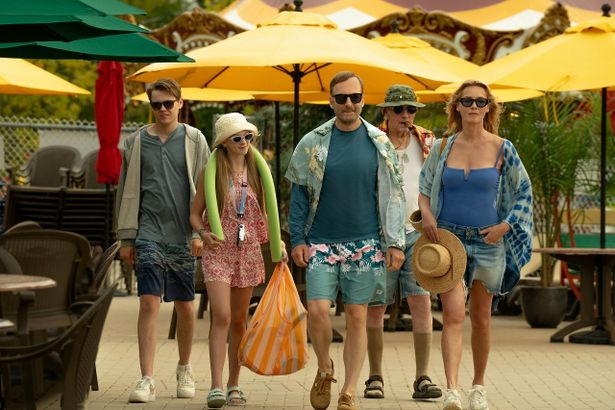 家族でバカンスにやってきたが、またもや予想外の事件に巻き込まれる『Mr.ノーバディ2』
